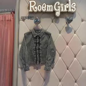 [로엠걸즈] DP01 프릴 크롭셔츠 프릴 크롭셔츠 RGBW2411P (S12517631)