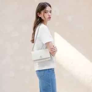 [CK ACC] 여성 CKJ 미니멀 모노그램 스몰 체인 플랩 크로스바디 DH2806 67U