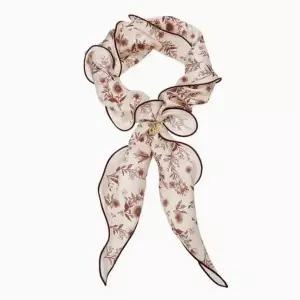 [NS홈쇼핑][헤지스ACC] HISC6E396D2 뜨왈드주이 와인 플라워 삼각링 러플 실크 스카프..