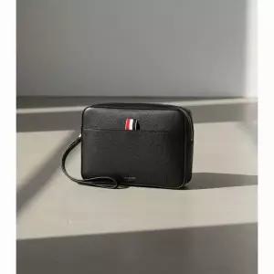 톰브라운 26SS RWB 탭 페블 그레인 지퍼 파우치 클러치 MAC067A 00198 001