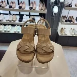 [ELCANTO]엘칸토 HC10 여베이지보석투웨이샌들4cm 여성양가죽꼬임장식발편한컴포트투웨이 (S49321333)