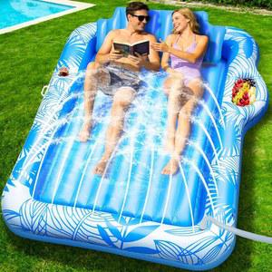 스프링클러가 장착된 83인치 X 60인치 풍선 태닝 풀 라운지 플로트, 베개가 초대형 수영장 플로트 , 음료 홀더가 있는 선탠 욕조 래프트 플로티 장난감 1개 중 6개, 일광욕용 물로 채워진 침대