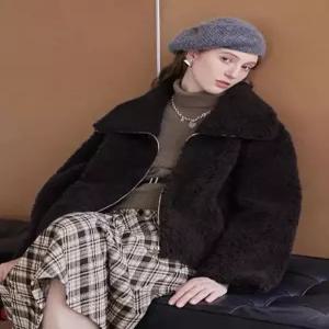 솜브레로스 여자 모피 코트 양털 볼륨 핏 터틀넥 털 일체형 탑 DOS1