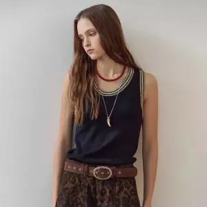 [마쟈]메탈사 배색 라인 U넥 슬리브리스 니트