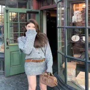 여성 2컬러 오프숄더 카라 벨티드 니트 미니원피스