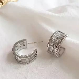 [신세계라이브쇼핑][옷자락] 여자 사계절 유행 볼드 큐빅 원터치 귀걸이
