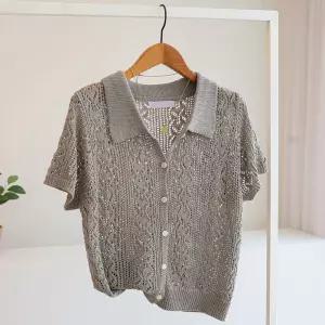 [잇수다] 알라빈 펀칭 크로셰 루즈핏 카라 반팔 니트 가디건