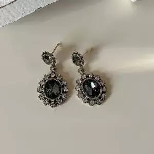 볼드 데란다 블랙 드롭 엔틱귀걸이