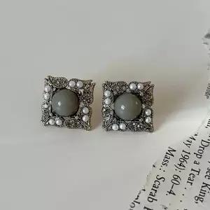 도브 그레이 볼드 엔틱귀걸이