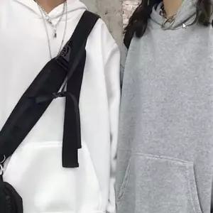 캐주얼룩부터 스트릿룩까지 폭넓게 활용 가능한 활용도 높은 무지 슬림핏 남녀공용 후드티