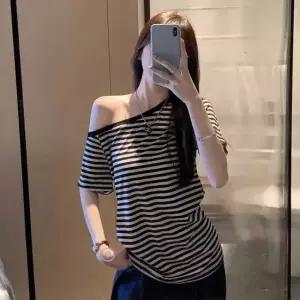 캐주얼 데일리룩 넓은넥라인 오프 숄더 스트라이프 티