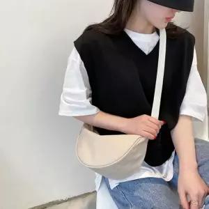 귀여운 반달 힙색 보조가방 크로스백 슬링백 크로스힙쌕 미니슬링백