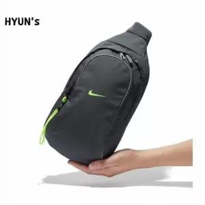 나이키 MUST IT_NIKE 스포츠웨어 에센셜 슬링백 DJ9796-060) NK NSW ESSENTIALS SLING BAG)