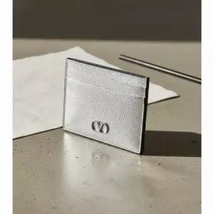 발렌티노 MUST IT_ V로고 시그니처 라미네이트 그레이니 카프스킨 카드홀더 카드지갑 8W2P0AJ7