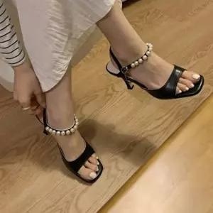진주장식 스트랩 스퀘어 토 샌들 여성 러블리 미들힐