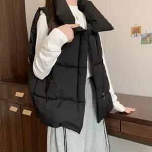 [하프클럽/]레이디스 시즌 패딩조끼 스탠다드 사선지퍼 트임밑단끈 패딩베