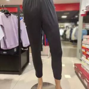 [험멜] 로고자수 경량 저지스판 레귤러핏 긴바지 HM-P2530EIC
