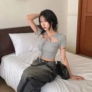 [옷자락][클리어런스]트임 리본 스트랩 크롭 레이온 반팔 티셔츠_5