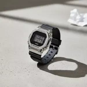 지샥 G-SHOCK GM-5600U-1DR 카시오 남성 전자 손목시계 메탈 베젤 블랙