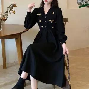 1005659 플레어 롱 니트 원피스 플라워 자수 브이넥