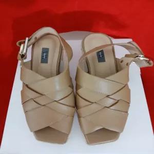 (미사용급) 베라왕 천연가죽 샌들 240 (NB11421)
