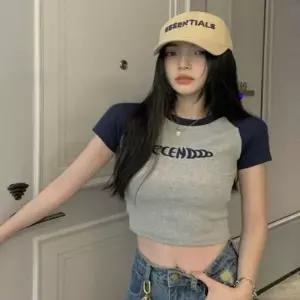[하프클럽/]레이디스 텍스트 크롭탑하프슬리브 민소매티 이너티 시그니처