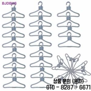 100 PCS/Lot 미니 귀여운 인형 옷걸이 그레이 플라스틱 Bowknot 의류 액세서리 Blyth Doll 11.5 드레스 키
