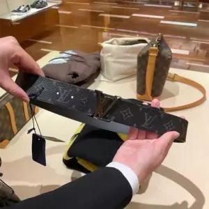 루이비통(Louis Vuitton) 남성용 검정색 가죽 벨트 M9043