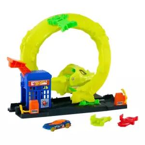Hot Wheels 장난감 자동차 트랙 세트, 스네이크 주유소 놀이 1:64 스케일 다이캐스트 차량, 2가지 플레이