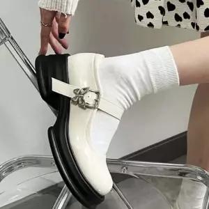 키높이 나비 포인트 통굽 통굽힐 여성 버클 로퍼