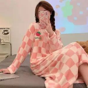 [하프클럽/]딸기 체크패턴 여성 극세사 롱 원피스 잠옷 겨울 수면잠옷