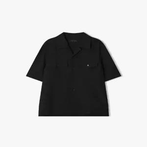 리버클래시  26SS  LMM31708 블랙 오픈 칼라 더블 스티치 디테일 하프 셔츠