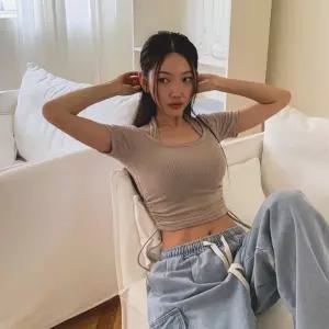 여성 슬림 핏 홀터넥 골지 티셔츠 셔링 디테일 반지