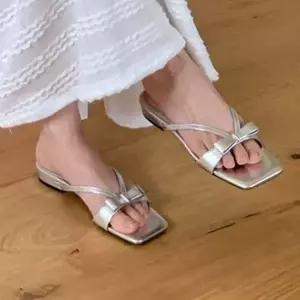 여성 실버 스퀘어토 리본 샌들 낮은 굽 뮬 데일리 여성슬리퍼 뮬슬리퍼 여름슬리퍼