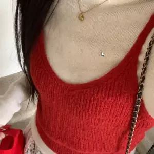 기본 무지 조끼 레이어드하여 스타일리시하게 입을 수 있는 뷔스티에 니트 조끼