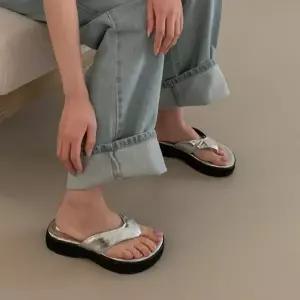 여자 트렌디 메탈릭 통굽 여름 데일리 쪼리 샌들