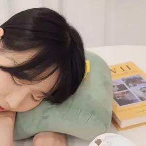[콩심팥심]독서 낮잠 학생 팔베개 등받이 의자 캐릭터 인형 쿠션
