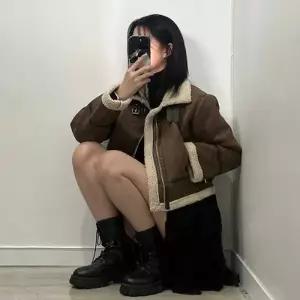 [텐바이텐]양털 안감 하이넥 스웨이드 크롭 무스탕 자켓 2color 여성 뽀글이 숏
