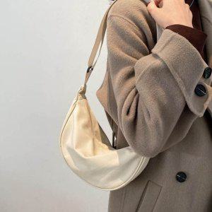 크로스백 가방 베이지 크로와상 반달모양 반달 미니 여성가방 숄더백 슬링백