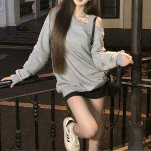 그레이 스트랩포인트 오프숄더 루즈핏 여성의류 여성티셔츠 긴팔 어깨트임티셔츠 맨투맨