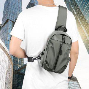 회색 슬링백 등산 가방 여행 크로스백 미니백 힙색 충전포트
