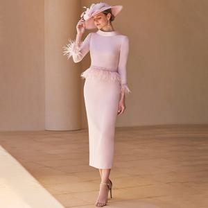 맞춤형 우아한 신부 어머니 드레스, 컬럼형 짧은 웨딩 게스트 가운, 티 길이, 3/4 소매, 깃털 장식 여성 파티 가운