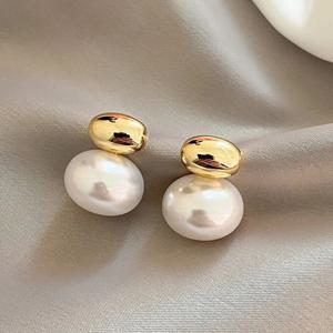 Yupsk 프랑스어 골드 컬러 콩 여성을위한 스플 라이스 플랫 진주 귀걸이 한국어 패션 부드러운 진주 귀 액세서리 새해 선물
