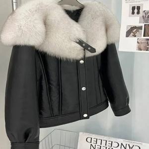 두꺼운 겨울용 따뜻한 여우털 칼라 PU 가죽 여성 코트 통합 가죽 및 모피 오버사이즈 재킷 캐주얼 스타일 스탠다드 핏