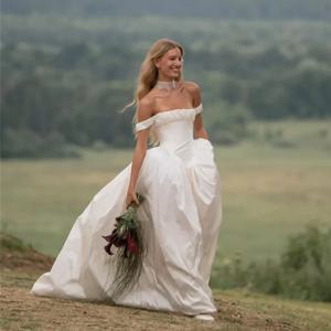 맞춤형 오프숄더 새틴 볼 가운 웨딩 드레스, 구조적인 보디스가 있는 로맨틱 A라인 신부 드레스, 야외 결혼식용