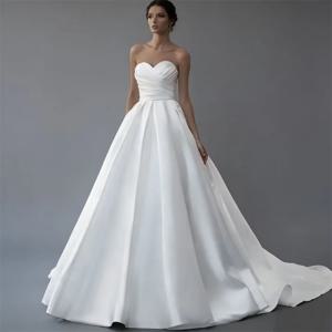 맞춤형 우아하고 심플한 새틴 플리츠 웨딩 드레스 여행 촬영 신부 드레스 스트랩리스 한국 스타일 아웃워드 브라이덜 가운