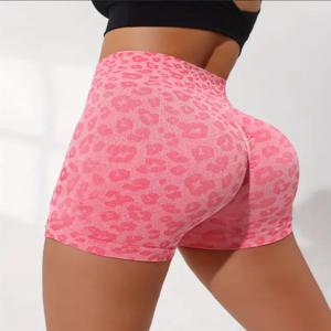 하이웨이스트 복숭아 엉덩이 속건성 꽉 끼는 유럽과 미국의 표범 요가 바지 여름 신상 반바지를 입고 있습니다.