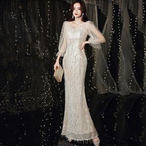 우아하고 섹시한 시퀸 장식 2024 신상 롱 이브닝 드레스 골드 컬러 여성 고급스러운 분위기의 귀족풍 연말 연회 파티 드레스