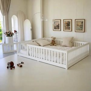 울타리와 문이 있는 풀 사이즈 플로어 침대, 안전 가드레일이 있는 고무나무 플로어 침대/지면에 가까움