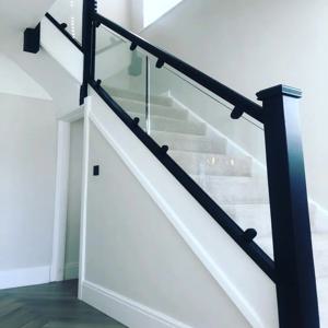 스테인리스 스틸 핸드레일 튜브 난간 해변 테라스 벽면 장착 U 채널 펜스 빌라 모던 스타일 유리 난간